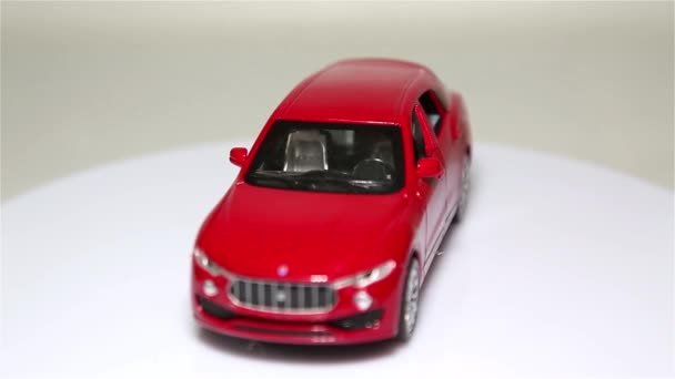 赤いスポーツカーが分離で白い背景を回転します。. — ストック動画