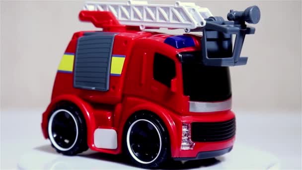 Červená hračka fire truck měřítko modelu auta otočná na bílém pozadí. — Stock video