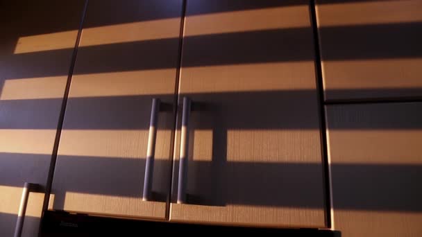 Pruhované stíny od pohybu žaluzie jsou zobrazeny na kuchyňské skříňky. Animované pozadí textury.