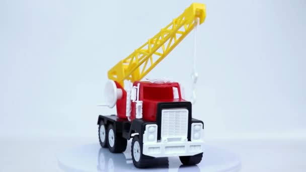 Червоний Іграшковий Кран Вантажівка Гачком Модель Автомобіля Обертається Білому Тлі — стокове відео