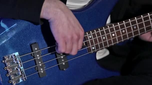 Man bass guitarrista jogar na guitarra baixo elétrico azul em concerto. Braço direito apertado . — Vídeo de Stock
