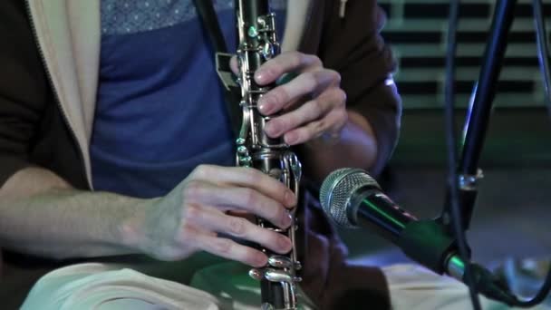 Hare Krishna man spelen windinstrument klarinet close-up. — Stockvideo