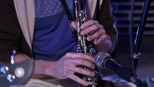 Hare Krishna Man Tocando el clarinete de instrumentos de viento Primer plano . — Vídeo de stock