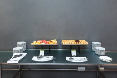 Çok tatlı çörek ve kahve Brea'daki bir masada dilimlenmiş meyve