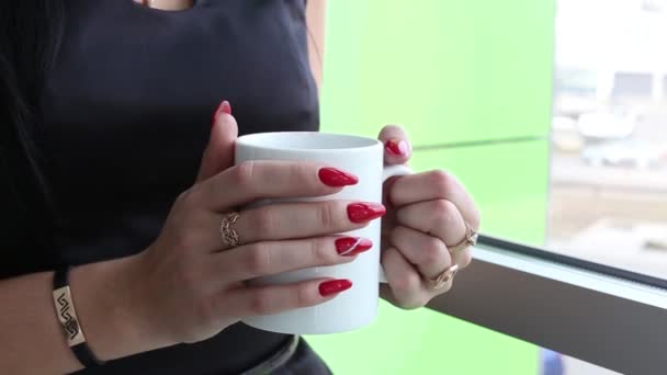 Atraktivní Mladá Žena Stojící Okna Pít Čaj Nebo Kávu Bílého — Stock video