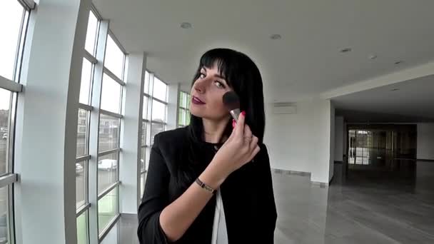 Porträtt Unga Vackra Lycklig Kvinna Gör Makeup Tittar Kameran Leende — Stockvideo