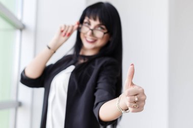 Durup gözlüklü genç güzel gülümseyen kadın portresi 