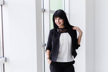 Siyah bir işletme giymiş genç çekici mutlu esmer kadın