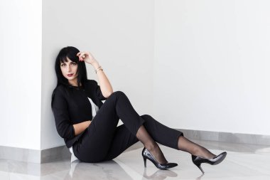 Bir siyah busin genç çekici ciddi esmer kadın giyinmiş