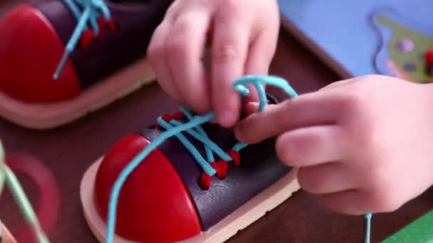 Menina Aprende Amarrar Cadarços Brinquedo Sapatos — Vídeo de Stock