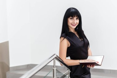 Bir bl giymiş genç güzel mutlu esmer kadın portresi