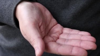 Adam tıbbi ilaç şişe içki alıyor. Eller yakın çekim. Vitaminler ve Takviyeler, eczane konsepti.