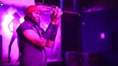 Los Angeles, Amerika Birleşik Devletleri - Şubat 2018:. Afro-Amerikan karanlık adam gösterisi bir performans bir gece kulübü cam topları ile derili..