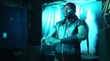 Los Angeles, Amerika Birleşik Devletleri - Şubat 2018:. Afro-Amerikan karanlık adam gösterisi bir performans bir gece kulübü cam topları ile derili..