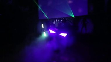 Los Angeles, Amerika Birleşik Devletleri - Şubat 2018:. Adam African American koyu tenli bir gece kulübünde bir performans ile floresan ışıkları göster.
