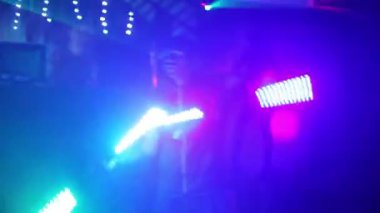 Los Angeles, Amerika Birleşik Devletleri - Şubat 2018:. Adam African American koyu tenli bir gece kulübünde bir performans ile floresan ışıkları göster.