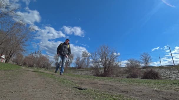 Uomo Che Cammina All Aperto Trova Telefono Smarrito Sdraiato Terra — Video Stock