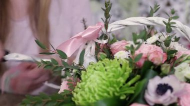 Kadın çiçekçi beyaz sepet güller güzel çiçek buket yapma. Floral iş konsepti.