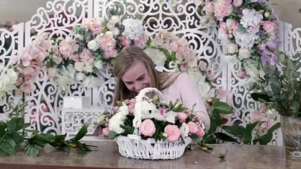 Mujer Florista Preparando Hermosa Flor Ramo Rosas Canasta Blanca — Vídeo de stock