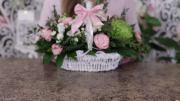 여성은 카메라 클로즈업에 장미의 꽃다발을 합니다 플라워 비즈니스 — 비디오