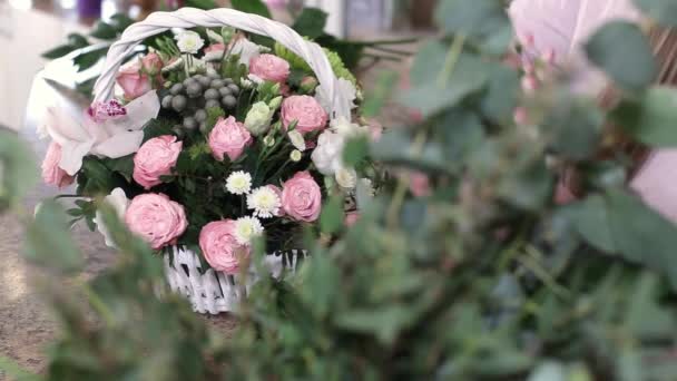 Kvinna Florist Göra Vackra Blomma Bukett Rosor Vit Korg Blomster — Stockvideo