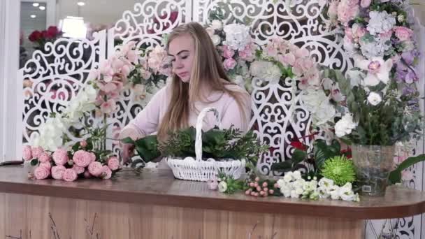 女花匠在白篮子里做美丽的玫瑰花束 — 图库视频影像