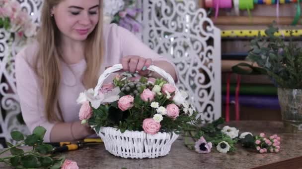 Жінка Флорист Робить Красиву Квітку Букет Троянд Білому Кошику — стокове відео