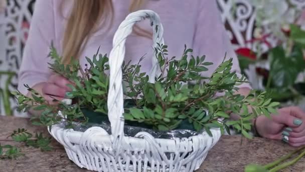 Kvinna Florist Gör Vacker Blomma Bukett Rosor Vit Korg Närbild — Stockvideo