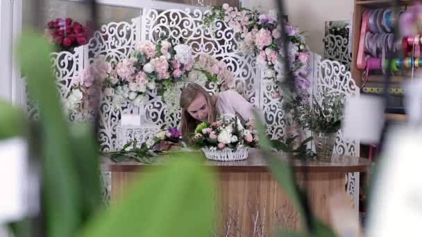 Florista Mujer Haciendo Hermoso Ramo Flores Rosas Canasta Blanca — Vídeo de stock