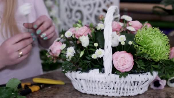 女花匠在白色篮子里做美丽的玫瑰花束 — 图库视频影像