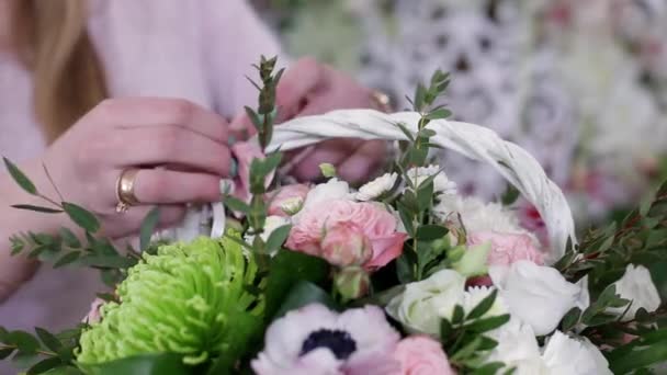 Kvinna Florist Gör Vacker Blomma Bukett Rosor Vit Korg Närbild — Stockvideo