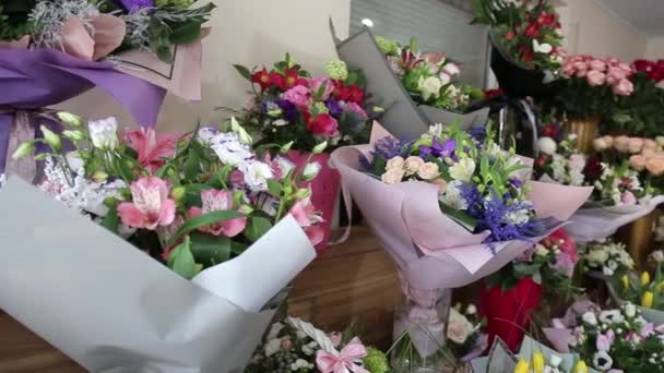 フラワーショップでの博覧会に多くの美しい新鮮な花の花束 — ストック動画