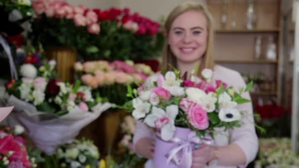 笑顔若い花屋の女性は 花束に焦点を当て カメラにバラの美しい花束を与えます フラワービジネスコンセプト — ストック動画