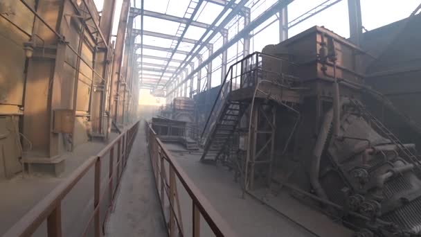 Werknemer die op een vervuild, met grafiet bedekt dak van een staal plant loopt. Pov. Metallurgische industrie, milieuramp. — Stockvideo