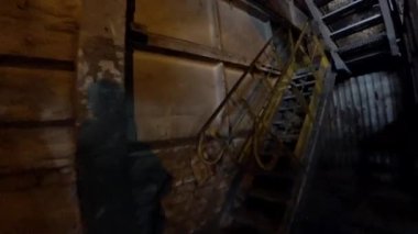 İşçi, Metalurji fabrikasında merdivenlerden yukarı çıkabilmektedir. Pov.