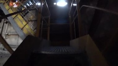 İşçi, Metalurji fabrikasında merdivenlerden yukarı çıkabilmektedir. POV, Eylem Kamera shot.