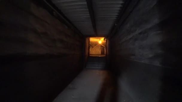 Arbeiter gehen durch einen dunklen Gang in einem metallurgischen Werk. pov, action camera shot. — Stockvideo