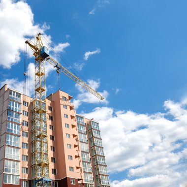 Bir backgroun üzerinde Kule vinç bina yeni modern apartman