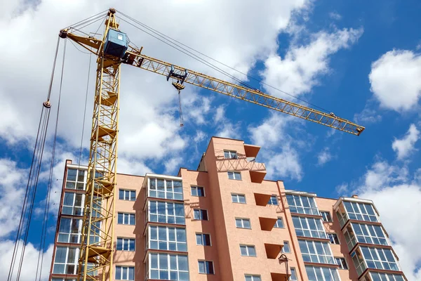 Bir backgroun üzerinde Kule vinç bina yeni modern apartman