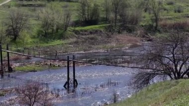 Amatör sporcular nehir üzerinde eski bir metal köprü boyunca çalışan tren. Sağlıklı bir yaşam tarzı için insanlar.