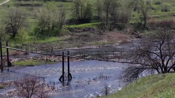 Los Atletas Aficionados Entrenan Corriendo Largo Viejo Puente Metal Sobre — Vídeos de Stock