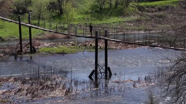 Amatör Sporcular Nehir Üzerinde Eski Bir Metal Köprü Boyunca Çalışan — Stok video