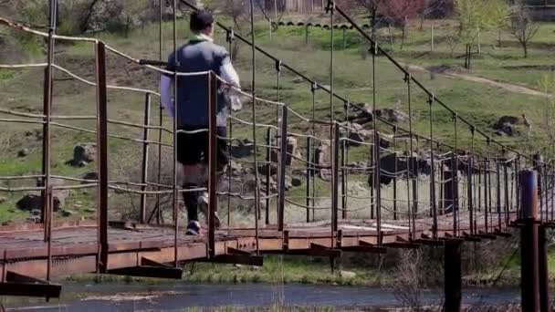 Amatör Sporcular Nehir Üzerinde Eski Bir Metal Köprü Boyunca Çalışan — Stok video