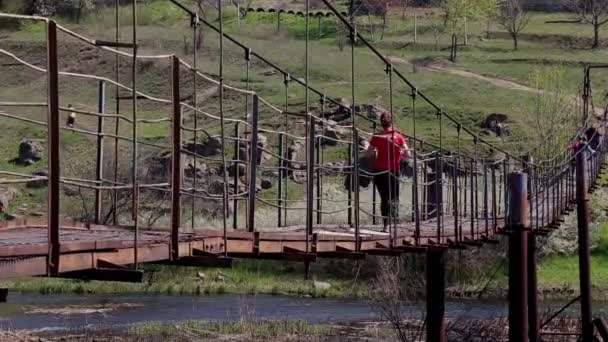 Los Atletas Aficionados Entrenan Corriendo Largo Del Puente Sobre Río — Vídeo de stock