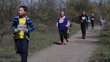 Kryvyi Rih, Ukrayna - Nisan, 2019: Amatör atletler grubu bir kros yolu üzerinde çalışan tren. Sağlıklı bir yaşam tarzı için insanlar.