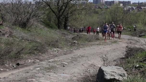 우크라이나 Kryvyi Rih 2019년 아마추어 선수들이 크로스컨트리 도로에서 달리는 훈련을 — 비디오