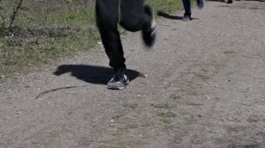 Kryvyi Rih, Ukrayna - Nisan, 2019: Amatör atletler grubu bir kros yolu üzerinde çalışan tren. Sağlıklı bir yaşam tarzı için insanlar.