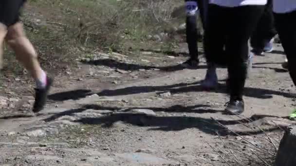 KRYVYI RIH, UKRAINE - ABRIL, 2019: Grupo de atletas amadores treinam correndo em uma estrada de cross country. Pessoas para um estilo de vida saudável . — Vídeo de Stock