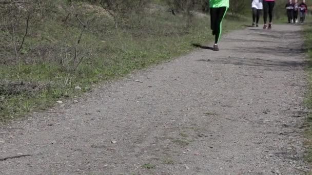 KRYVYI RIH, UCRANIA - ABRIL, 2019: Grupo de atletas aficionados entrenan corriendo en una carretera de travesía. Personas por un estilo de vida saludable . — Vídeos de Stock