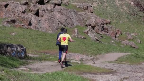 KRYVYI RIH, UKRAINE - APRIL, 2019: Group of amateur athletes train running on a cross country road. People for a healthy lifestyle. — Stock Video